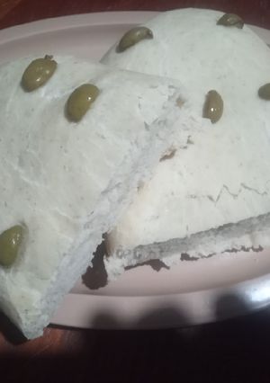 Una foto de Ciabatta artesanal con aceitunas