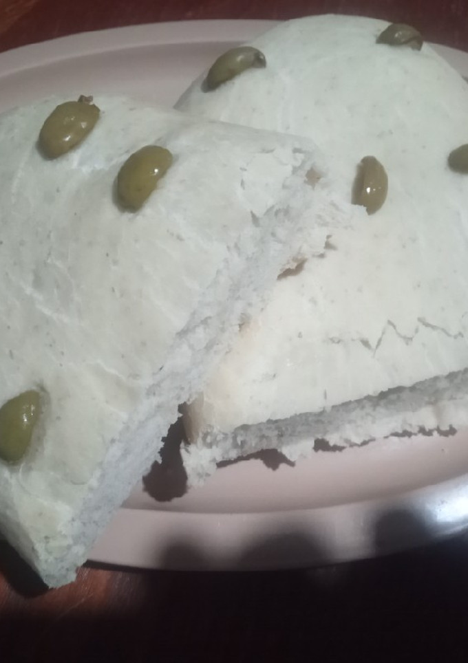 Una foto de Ciabatta artesanal con aceitunas