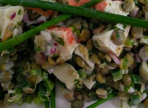 Una foto de Ceviche de lentejas y trozos pequeños de surimi!