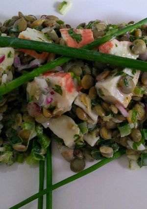 Una foto de Ceviche de lentejas y trozos pequeños de surimi!