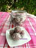 Bolitas energéticas de arándanos, nueces, almendras y uvas pasas