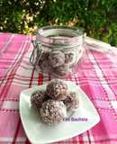 Bolitas energéticas de arándanos, nueces, almendras y uvas pasas