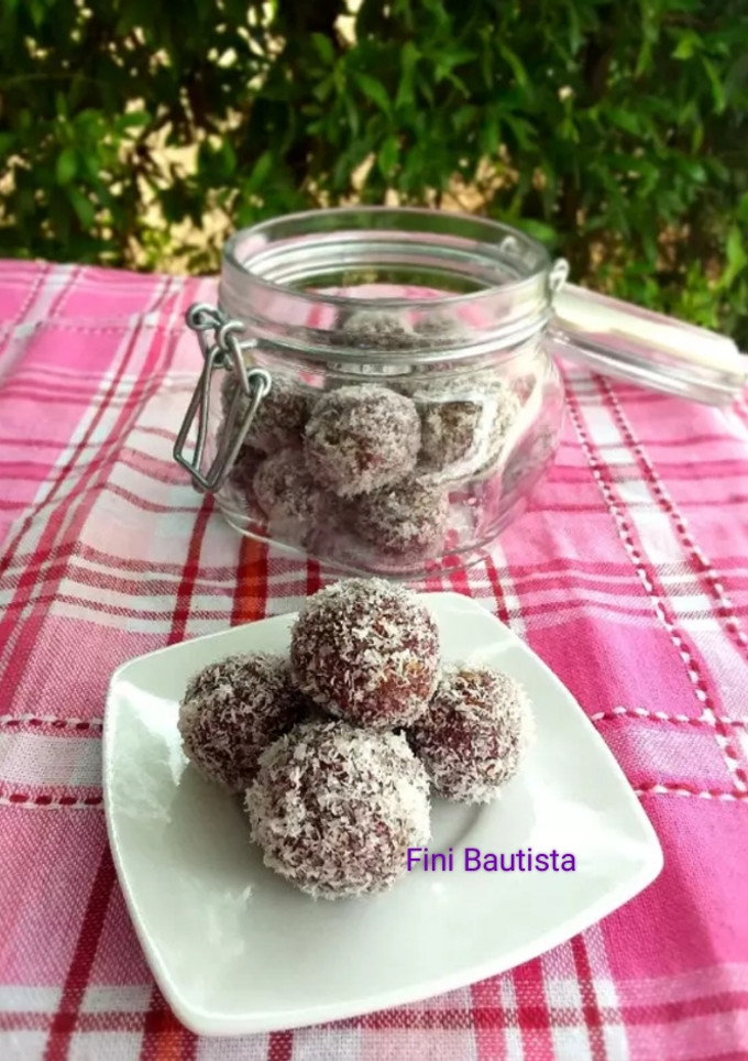 Una foto de Bolitas energéticas de arándanos, nueces, almendras y uvas pasas