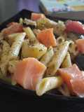 Penne Rigate al Wok con Calabacín, Cherry y Salmón Ahumado