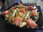 Una foto de salmon con salsa eneldo
