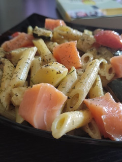 Una foto de Penne Rigate al Wok con Calabacín, Cherry y Salmón Ahumado