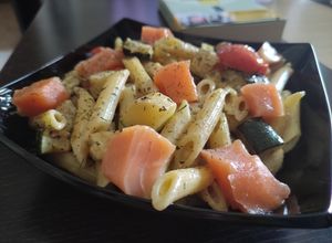 Foto principal de Penne Rigate al Wok con Calabacín, Cherry y Salmón Ahumado
