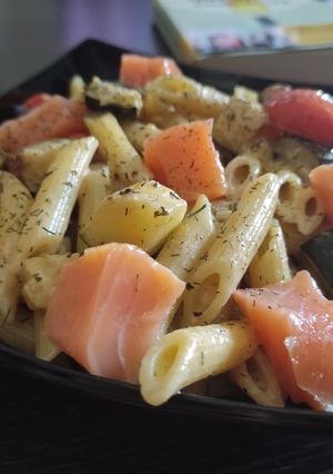 Una foto de Penne Rigate al Wok con Calabacín, Cherry y Salmón Ahumado