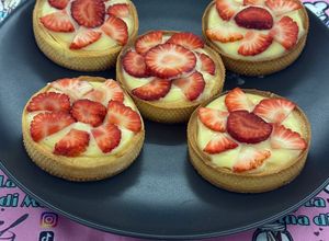 Foto di Crostatine di Pasta Frolla con Crema Pasticcera e Fragole 😋