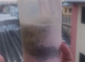 Una foto de Yogurt griego con banano, fresas y chía