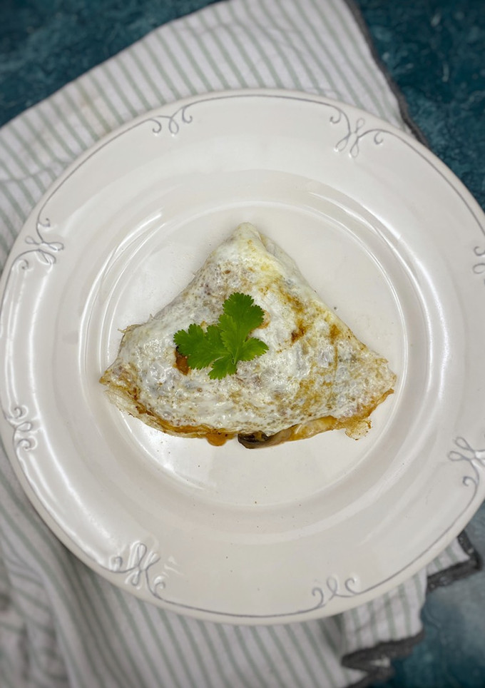 Una foto de Omelette de claras de huevo con champiñones