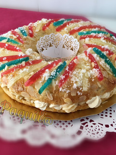 Una foto de 👑Roscón de Reyes relleno de crema y frosting de turrón 👑