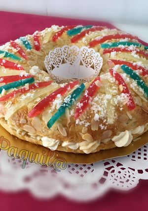 Una foto de 👑Roscón de Reyes relleno de crema y frosting de turrón 👑