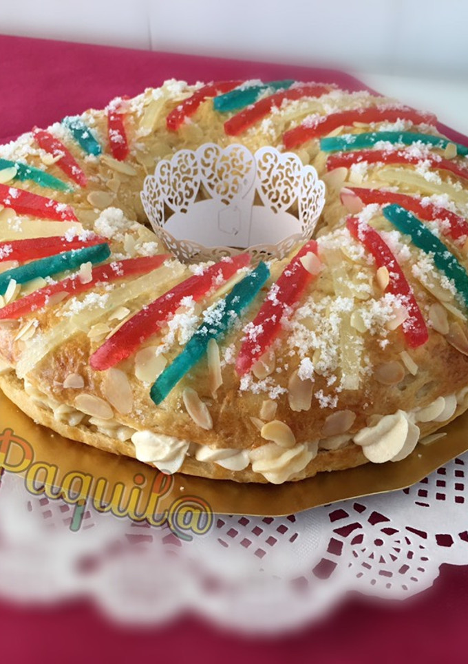 Una foto de 👑Roscón de Reyes relleno de crema y frosting de turrón 👑