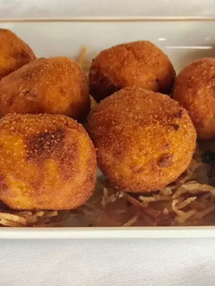 Una foto de Croquetas de jamón ibérico y huevo duro