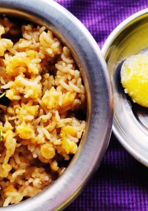मिक्स डाळींची खिचडी (mix dal khichdi recipe in marathi) रेसिपी चे मुख्य फोटो 