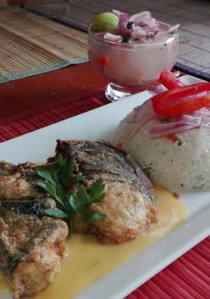 Una foto de Pescado frito con Salsa de Maracuyá y Arroz blanco con verduras
