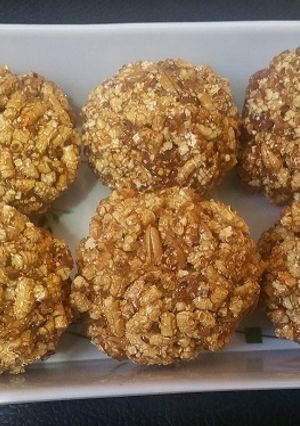 A picture of Pelalu / Parched Grain/Fried paddy Laddu.
