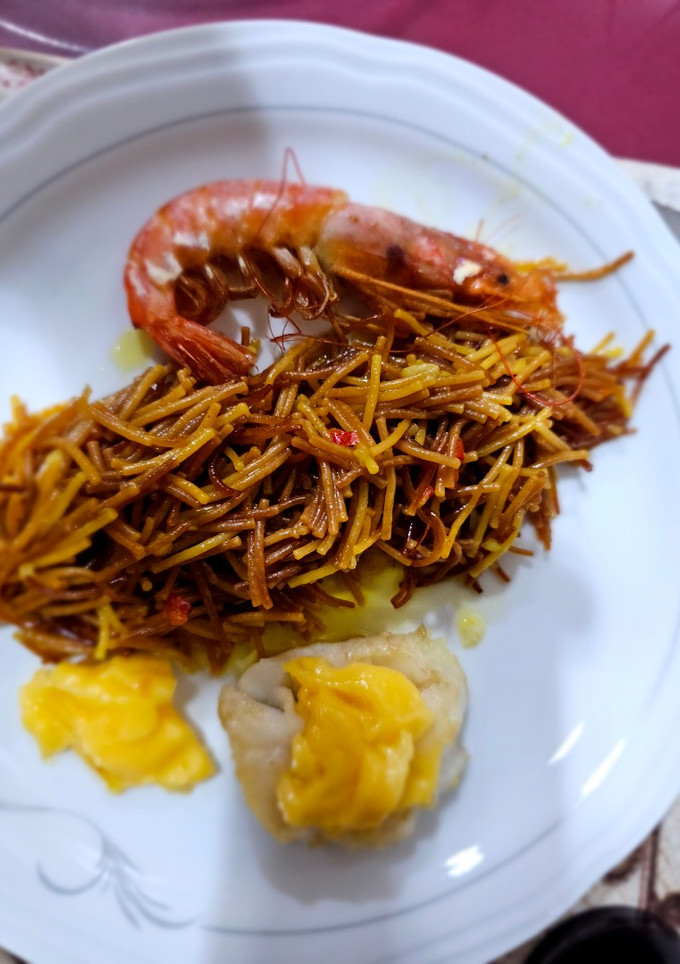 Una foto de Fideuá de bacalao fresco