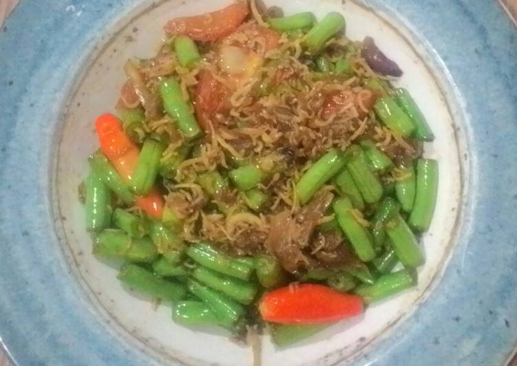 Proses Menyiapkan Tumis Buncis-Teri, Enak