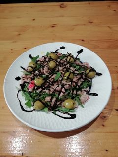 Una foto de Ensalada de cangrejo con bonito y aceitunas
