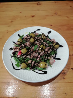Una foto de Ensalada de cangrejo con bonito y aceitunas