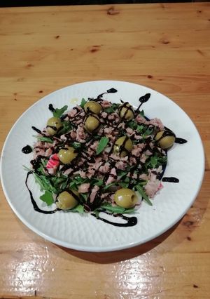 Una foto de Ensalada de cangrejo con bonito y aceitunas