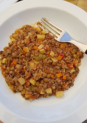 Una foto de Cazuela de lentejas y quinoa (vegana)