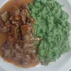 Una foto de Goulash con Spätzle de espinaca