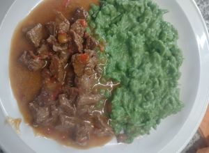 Una foto de Goulash con Spätzle de espinaca