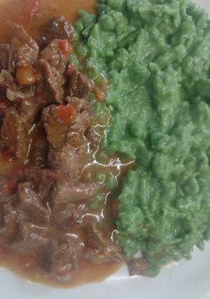 Una foto de Goulash con Spätzle de espinaca