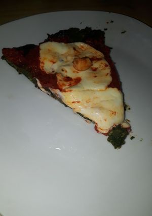 Una foto de Pizza con masa de espinaca
