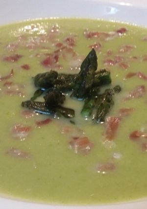 Una foto de Crema de espárragos con jamón