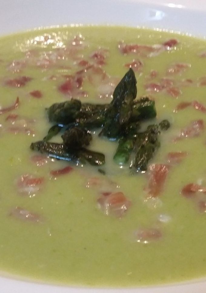 Una foto de Crema de espárragos con jamón