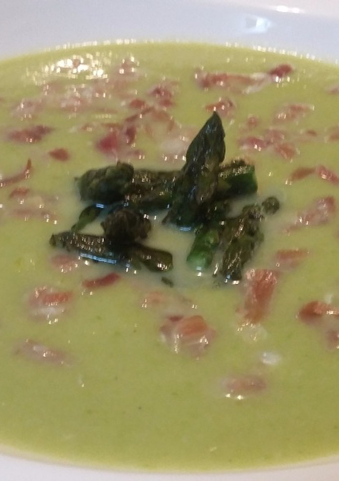 Una foto de Crema de espárragos con jamón