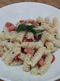 Paste fusilli cu roșii, ricotta și basilico