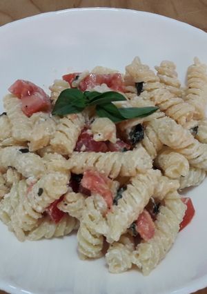 O poză a rețetei Paste fusilli cu roșii, ricotta și basilico.