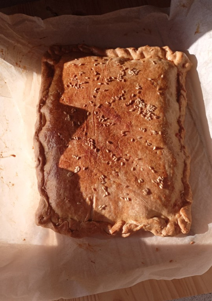 Una foto de Empanada de cebolla caramelizada, tofu y queso de cabra
