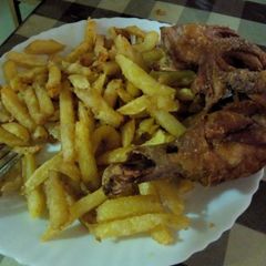 A picture of Chips served with fried chicken.