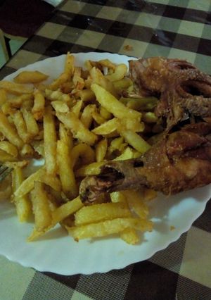 A picture of Chips served with fried chicken.