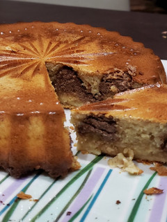 Una foto de Torta de maní rellena low carb