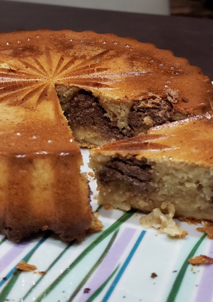 Una foto de Torta de maní rellena low carb