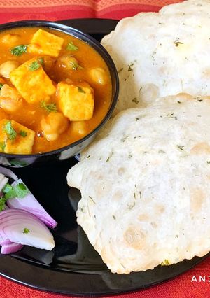 A picture of Chana Paneer with Kasoori methi flavoured Bhaturas.