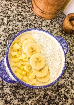 Une photo de Smoothie bowl à la banane, pomme et noix de coco