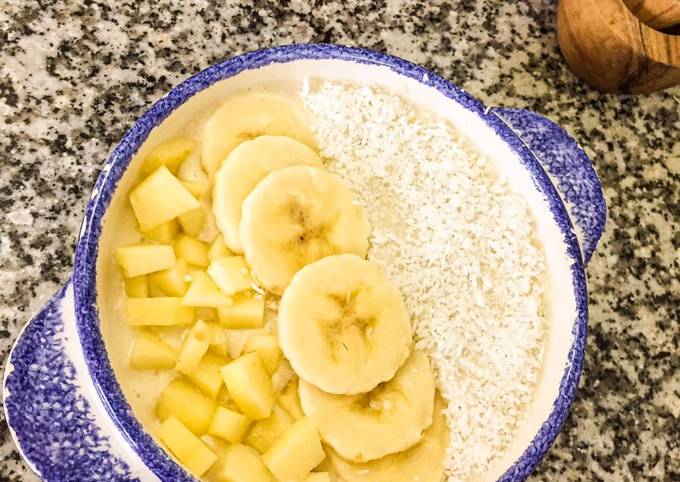 Smoothie bowl à la banane, pomme et noix de coco