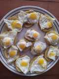 Huevos de codorniz sobre patata asada al microondas