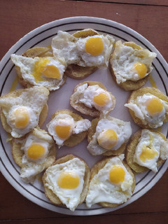 Una foto de Huevos de codorniz sobre patata asada al microondas