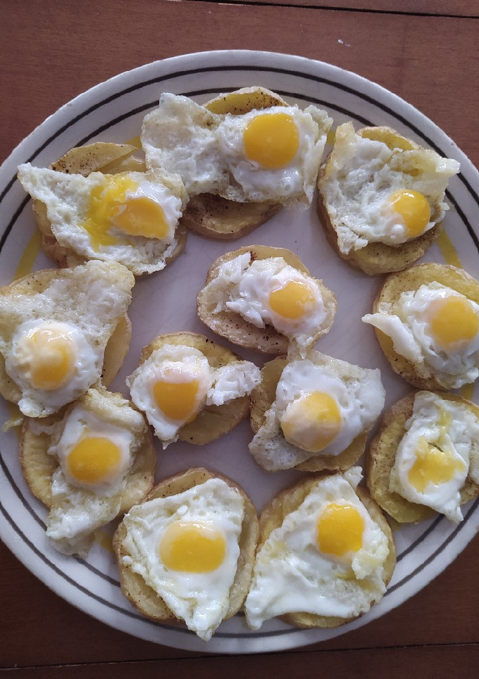 Una foto de Huevos de codorniz sobre patata asada al microondas