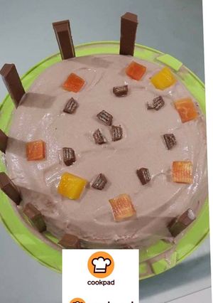 A picture of Kit kat full creamy chocalate cake.