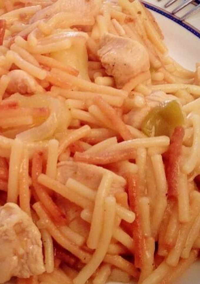 Una foto de Fideos dorados con pechuga de pollo en trozos